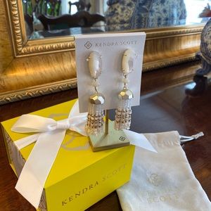 KENDRA SCOTT DOVE EARRINGS- MINT CONDITION!